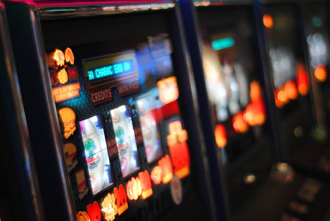 What are stakes in online slots and how to choose them?